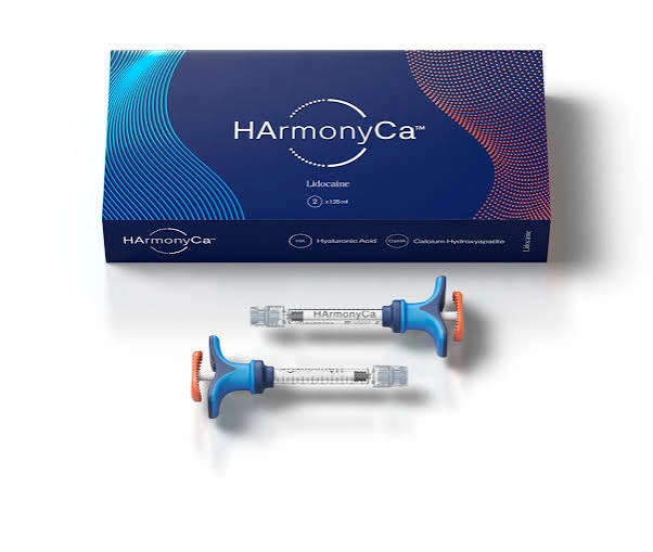 媄神針 HArmonyCa 是 Allergan 推出的複合配方，結合交聯玻尿酸與 CaHA 微球，並含利多卡因降低施打不適。
